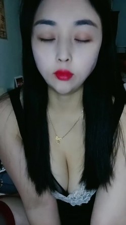 母乳风骚少妇露脸黑丝情趣给狼友挤奶喝，让大哥吃奶抠逼，疯狂草嘴深喉口交，无套爆草多体位蹂躏内射骚逼 截图3