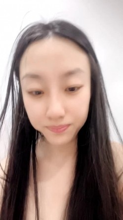 黑丝高跟露脸被小哥调教的母狗人妻少妇，全程露脸淫声荡语揉奶玩逼道具双插，滴蜡舔脚深喉草嘴无套爆草蹂躏 截图10