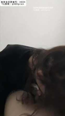 《骚母狗口交》沉浸式体验骚母狗第一视角近距离口交，顶级骚货，全程露脸口交！被挂着项圈不停的调教吮吸着大肉棒 截图1