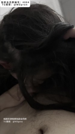 《骚母狗口交》沉浸式体验骚母狗第一视角近距离口交，顶级骚货，全程露脸口交！被挂着项圈不停的调教吮吸着大肉棒 截图2
