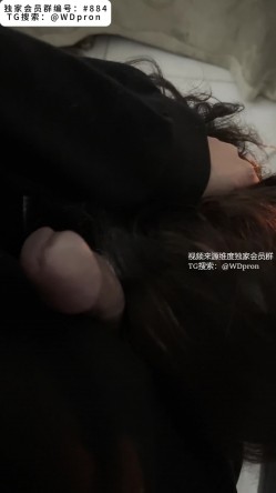 《骚母狗口交》沉浸式体验骚母狗第一视角近距离口交，顶级骚货，全程露脸口交！被挂着项圈不停的调教吮吸着大肉棒 截图3