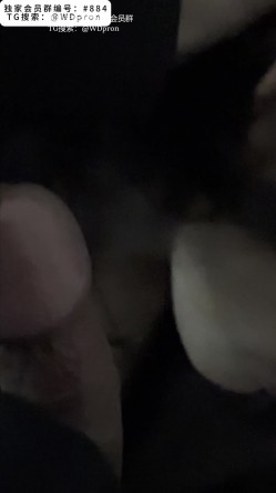 《骚母狗口交》沉浸式体验骚母狗第一视角近距离口交，顶级骚货，全程露脸口交！被挂着项圈不停的调教吮吸着大肉棒 截图7