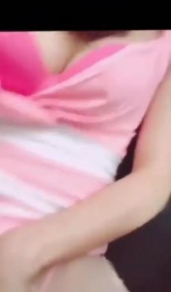 少妇和炮友马路车震，操的正爽来电话啦，是不是你老公的，我看看老公 我在外面呢，一会回去 挂了呀 啊啊啊射啦！ 截图1