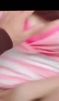 少妇和炮友马路车震，操的正爽来电话啦，是不是你老公的，我看看老公 我在外面呢，一会回去 挂了呀 啊啊啊射啦！ 截图2