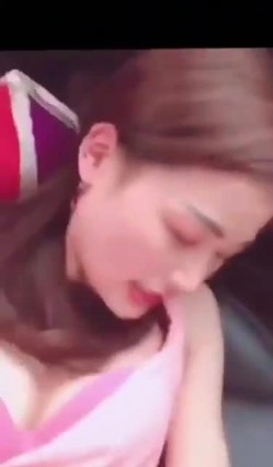 少妇和炮友马路车震，操的正爽来电话啦，是不是你老公的，我看看老公 我在外面呢，一会回去 挂了呀 啊啊啊射啦！ 截图4