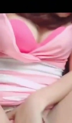 少妇和炮友马路车震，操的正爽来电话啦，是不是你老公的，我看看老公 我在外面呢，一会回去 挂了呀 啊啊啊射啦！ 截图5