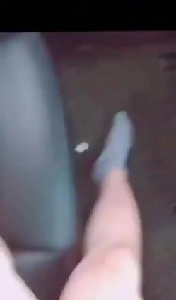 少妇和炮友马路车震，操的正爽来电话啦，是不是你老公的，我看看老公 我在外面呢，一会回去 挂了呀 啊啊啊射啦！ 截图6