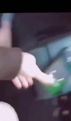 少妇和炮友马路车震，操的正爽来电话啦，是不是你老公的，我看看老公 我在外面呢，一会回去 挂了呀 啊啊啊射啦！ 截图7