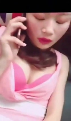 少妇和炮友马路车震，操的正爽来电话啦，是不是你老公的，我看看老公 我在外面呢，一会回去 挂了呀 啊啊啊射啦！ 截图8