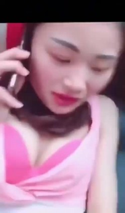 少妇和炮友马路车震，操的正爽来电话啦，是不是你老公的，我看看老公 我在外面呢，一会回去 挂了呀 啊啊啊射啦！ 截图9