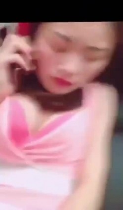 少妇和炮友马路车震，操的正爽来电话啦，是不是你老公的，我看看老公 我在外面呢，一会回去 挂了呀 啊啊啊射啦！ 截图10