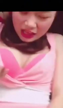 少妇和炮友马路车震，操的正爽来电话啦，是不是你老公的，我看看老公 我在外面呢，一会回去 挂了呀 啊啊啊射啦！ 截图12