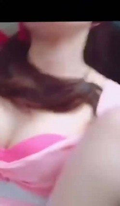 少妇和炮友马路车震，操的正爽来电话啦，是不是你老公的，我看看老公 我在外面呢，一会回去 挂了呀 啊啊啊射啦！ 截图15