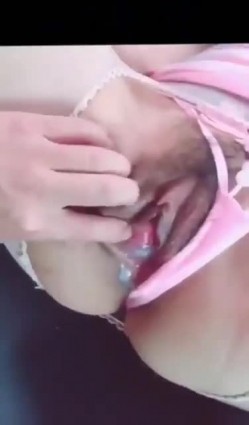 少妇和炮友马路车震，操的正爽来电话啦，是不是你老公的，我看看老公 我在外面呢，一会回去 挂了呀 啊啊啊射啦！ 截图16