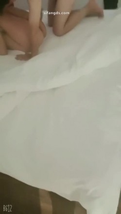 顶级淫妻博主，【刺鸡】，分享老婆给单男操多P，露脸，这个少妇真是骚，喜欢大学生 截图1