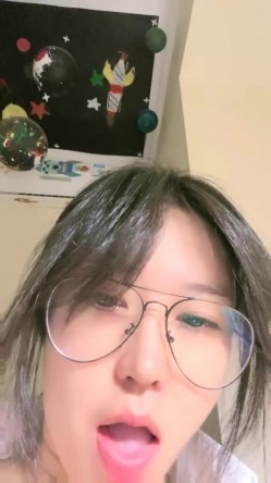 【走出这片海】，清纯学妹，邻家乖乖女这么浪，好大反差，小逼的水真多一直流，刺激！ 截图2