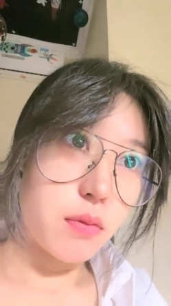 【走出这片海】，清纯学妹，邻家乖乖女这么浪，好大反差，小逼的水真多一直流，刺激！ 截图4