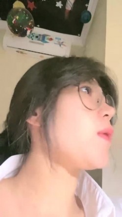 【走出这片海】，清纯学妹，邻家乖乖女这么浪，好大反差，小逼的水真多一直流，刺激！ 截图5
