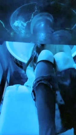 越来越放得开了，【不不不不知道啊】，恩惠女神~!跟闺蜜到KTV唱歌~掰穴柔逼！厕所尿尿，美女多 截图7