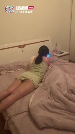 茗茗 最近较火的91眼镜骚妹 聚众淫乱扑克游戏 输牌惩罚肏穴 定制吃安眠药做爱 模拟迷奸 截图1