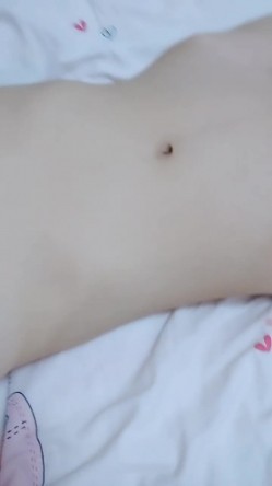 今日推荐长相超清纯兔牙邻家妹妹，在家无聊全裸诱惑，翘起圆润美臀扭动，毛毛浓密掰穴特写，美鲍看着非常诱人 截图6