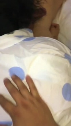 3P前后艹骚熟女，阿姨两个大叔强暴，按住偷口暴吞精！ 截图3