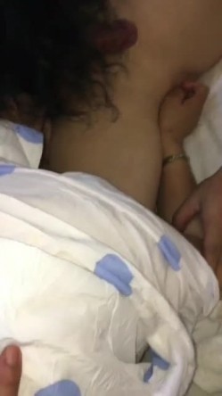 3P前后艹骚熟女，阿姨两个大叔强暴，按住偷口暴吞精！ 截图4