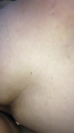 3P前后艹骚熟女，阿姨两个大叔强暴，按住偷口暴吞精！ 截图10