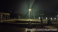 天花板露出狂人御姐【cikaimoon】9月26日作品流出，真空超短裙坐在城市广场中央人群后露出骚逼 截图7