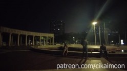 天花板露出狂人御姐【cikaimoon】9月26日作品流出，真空超短裙坐在城市广场中央人群后露出骚逼 截图9