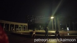 天花板露出狂人御姐【cikaimoon】9月26日作品流出，真空超短裙坐在城市广场中央人群后露出骚逼 截图11