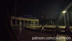 天花板露出狂人御姐【cikaimoon】9月26日作品流出，真空超短裙坐在城市广场中央人群后露出骚逼 截图12