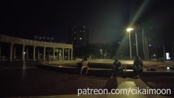 天花板露出狂人御姐【cikaimoon】9月26日作品流出，真空超短裙坐在城市广场中央人群后露出骚逼 截图13