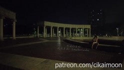 天花板露出狂人御姐【cikaimoon】9月26日作品流出，真空超短裙坐在城市广场中央人群后露出骚逼 截图16
