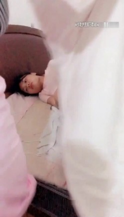 表妹好可爱 2男2女几个零零后开房草逼 一男专门操 一个当导演兼摄像整得像拍电影似的 截图11