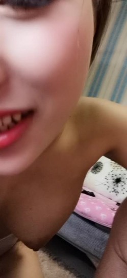 颜值不错的吊钟奶小少妇激情啪啪，逼里还塞个道具口活大鸡巴，后入蜜桃臀激情抽插浪荡呻吟，自慰骚逼特写 截图2