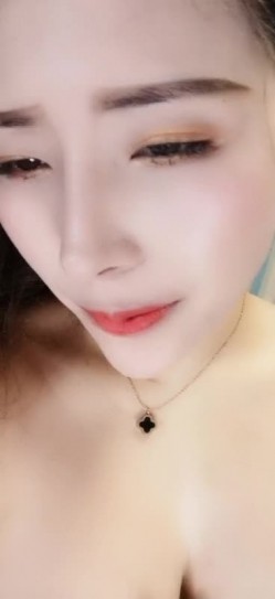颜值不错的吊钟奶小少妇激情啪啪，逼里还塞个道具口活大鸡巴，后入蜜桃臀激情抽插浪荡呻吟，自慰骚逼特写 截图16