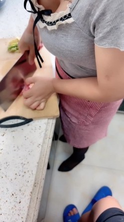 【剧情演绎】攻略嫂子 厨房偷袭小嫂子，半推半就下大屌插入嫂子肥穴，从厨房干到床上！ 截图1