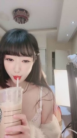 网红美女近期下海！特别肥唇粉穴！粗大假屌深插骚穴，开档震动狂甩，双指插入猛扣爽翻 截图2