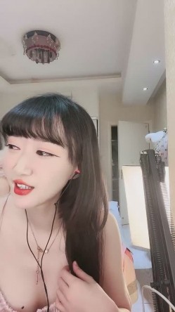 网红美女近期下海！特别肥唇粉穴！粗大假屌深插骚穴，开档震动狂甩，双指插入猛扣爽翻 截图4