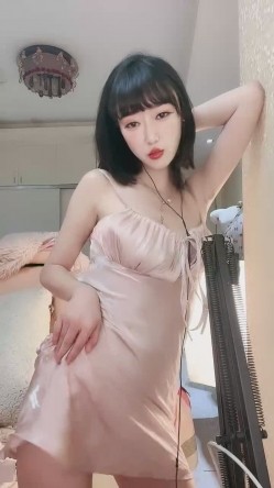 网红美女近期下海！特别肥唇粉穴！粗大假屌深插骚穴，开档震动狂甩，双指插入猛扣爽翻 截图5