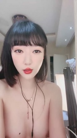 网红美女近期下海！特别肥唇粉穴！粗大假屌深插骚穴，开档震动狂甩，双指插入猛扣爽翻 截图6