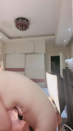 网红美女近期下海！特别肥唇粉穴！粗大假屌深插骚穴，开档震动狂甩，双指插入猛扣爽翻 截图13