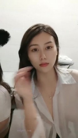 极品高颜冷艳御姐，反差小妈感女主播「金刚护撸娃」「小奶猫」激情淫语撩骚，和姐妹下海大秀，互舔互口假鸡巴互插 截图2