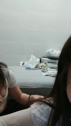 极品高颜冷艳御姐，反差小妈感女主播「金刚护撸娃」「小奶猫」激情淫语撩骚，和姐妹下海大秀，互舔互口假鸡巴互插 截图3