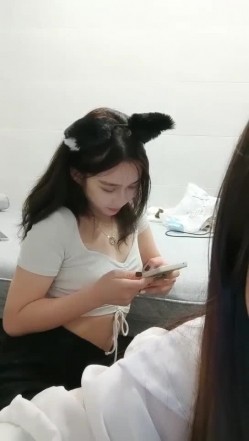 极品高颜冷艳御姐，反差小妈感女主播「金刚护撸娃」「小奶猫」激情淫语撩骚，和姐妹下海大秀，互舔互口假鸡巴互插 截图9