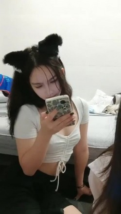 极品高颜冷艳御姐，反差小妈感女主播「金刚护撸娃」「小奶猫」激情淫语撩骚，和姐妹下海大秀，互舔互口假鸡巴互插 截图13