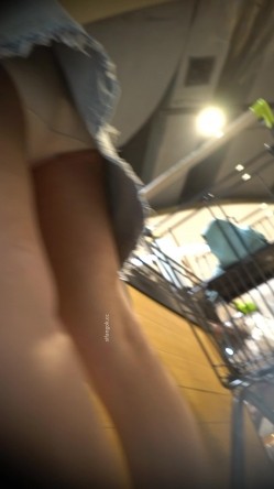 商场抄底两位连衣裙美少妇 一个粉N一个蓝N 截图3