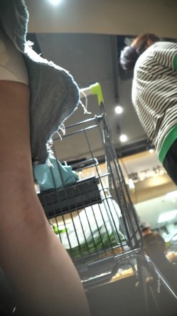 商场抄底两位连衣裙美少妇 一个粉N一个蓝N 截图7