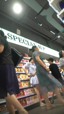 商场抄底两位连衣裙美少妇 一个粉N一个蓝N 截图12